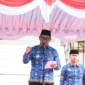 Bupati Barito Utara, H. Shalahuddin, tengah memberikan sambutan pada apel gabungan dan halal bihalal di Arena Tiara Batara, Muara Teweh, pada Rabu, 25 Maret 2026.