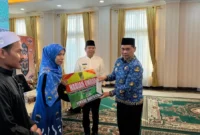 Bupati Barito Utara, H. Shalahuddin, bersama Wakil Bupati Felix Sonadie, menyerahkan hadiah umrah kepada juara MTQH XXXIII Provinsi Kalimantan Tengah, 25 Maret 2026, di Aula Rumah Jabatan Bupati Barito Utara.