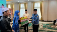 Bupati Barito Utara, H. Shalahuddin, bersama Wakil Bupati Felix Sonadie, menyerahkan hadiah umrah kepada juara MTQH XXXIII Provinsi Kalimantan Tengah, 25 Maret 2026, di Aula Rumah Jabatan Bupati Barito Utara.