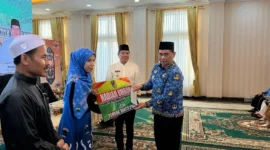 Bupati Barito Utara, H. Shalahuddin, bersama Wakil Bupati Felix Sonadie, menyerahkan hadiah umrah kepada juara MTQH XXXIII Provinsi Kalimantan Tengah, 25 Maret 2026, di Aula Rumah Jabatan Bupati Barito Utara.