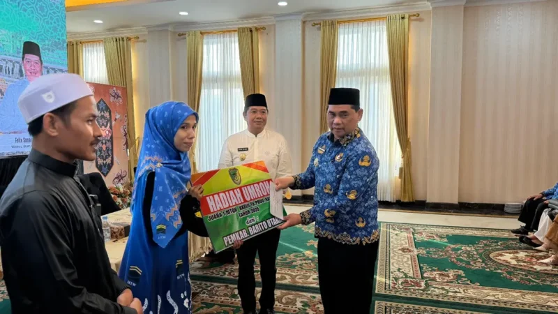Bupati Barito Utara, H. Shalahuddin, bersama Wakil Bupati Felix Sonadie, menyerahkan hadiah umrah kepada juara MTQH XXXIII Provinsi Kalimantan Tengah, 25 Maret 2026, di Aula Rumah Jabatan Bupati Barito Utara.