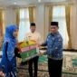 Bupati Barito Utara, H. Shalahuddin, bersama Wakil Bupati Felix Sonadie, menyerahkan hadiah umrah kepada juara MTQH XXXIII Provinsi Kalimantan Tengah, 25 Maret 2026, di Aula Rumah Jabatan Bupati Barito Utara.