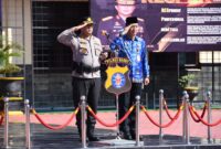 Sekretaris Daerah Barito Utara Drs. Muhlis, M.A.P., bersama Kapolres Barito Utara AKBP Singgih Febiyanto, S.H., S.I.K., memberi hormat saat mengikuti Apel Gelar Pasukan dan Sarana Prasarana antisipasi kebakaran hutan dan lahan di halaman Mapolres Barito Utara, Jumat (17/4/2026).