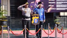 Sekretaris Daerah Barito Utara Drs. Muhlis, M.A.P., bersama Kapolres Barito Utara AKBP Singgih Febiyanto, S.H., S.I.K., memberi hormat saat mengikuti Apel Gelar Pasukan dan Sarana Prasarana antisipasi kebakaran hutan dan lahan di halaman Mapolres Barito Utara, Jumat (17/4/2026).