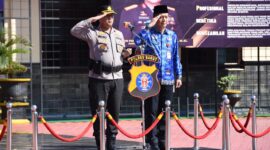 Sekretaris Daerah Barito Utara Drs. Muhlis, M.A.P., bersama Kapolres Barito Utara AKBP Singgih Febiyanto, S.H., S.I.K., memberi hormat saat mengikuti Apel Gelar Pasukan dan Sarana Prasarana antisipasi kebakaran hutan dan lahan di halaman Mapolres Barito Utara, Jumat (17/4/2026).