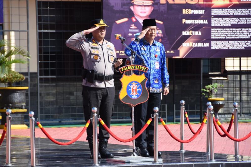 Sekretaris Daerah Barito Utara Drs. Muhlis, M.A.P., bersama Kapolres Barito Utara AKBP Singgih Febiyanto, S.H., S.I.K., memberi hormat saat mengikuti Apel Gelar Pasukan dan Sarana Prasarana antisipasi kebakaran hutan dan lahan di halaman Mapolres Barito Utara, Jumat (17/4/2026).