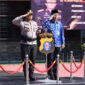 Sekretaris Daerah Barito Utara Drs. Muhlis, M.A.P., bersama Kapolres Barito Utara AKBP Singgih Febiyanto, S.H., S.I.K., memberi hormat saat mengikuti Apel Gelar Pasukan dan Sarana Prasarana antisipasi kebakaran hutan dan lahan di halaman Mapolres Barito Utara, Jumat (17/4/2026).