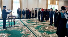 Bupati Barito Utara H. Shalahuddin, S.T., M.T. melantik dan mengambil sumpah/janji jabatan Pejabat Administrator dan Pejabat Pengawas di lingkungan Pemerintah Kabupaten Barito Utara di Rumah Jabatan Bupati, Muara Teweh, Jumat (30/1/2026)