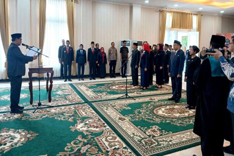 Bupati Barito Utara H. Shalahuddin, S.T., M.T. melantik dan mengambil sumpah/janji jabatan Pejabat Administrator dan Pejabat Pengawas di lingkungan Pemerintah Kabupaten Barito Utara di Rumah Jabatan Bupati, Muara Teweh, Jumat (30/1/2026)