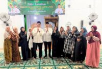 Bupati Barito Utara H. Shalahuddin bersama Wakil Bupati Felix Sonadie Y. Tingan berfoto dengan warga usai kegiatan Safari Ramadhan Pemerintah Kabupaten Barito Utara di Masjid Jami An-Nur, Kelurahan Montallat II, Kecamatan Montallat, Jumat (27/2/2026).