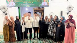 Bupati Barito Utara H. Shalahuddin bersama Wakil Bupati Felix Sonadie Y. Tingan berfoto dengan warga usai kegiatan Safari Ramadhan Pemerintah Kabupaten Barito Utara di Masjid Jami An-Nur, Kelurahan Montallat II, Kecamatan Montallat, Jumat (27/2/2026).