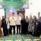 Bupati Barito Utara H. Shalahuddin bersama Wakil Bupati Felix Sonadie Y. Tingan berfoto dengan warga usai kegiatan Safari Ramadhan Pemerintah Kabupaten Barito Utara di Masjid Jami An-Nur, Kelurahan Montallat II, Kecamatan Montallat, Jumat (27/2/2026).