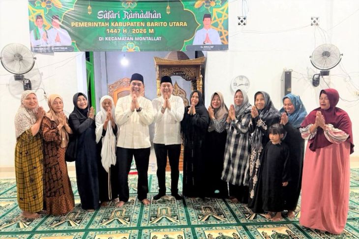 Bupati Barito Utara H. Shalahuddin bersama Wakil Bupati Felix Sonadie Y. Tingan berfoto dengan warga usai kegiatan Safari Ramadhan Pemerintah Kabupaten Barito Utara di Masjid Jami An-Nur, Kelurahan Montallat II, Kecamatan Montallat, Jumat (27/2/2026).