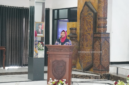 drg. Dwi Agus Setijowati membacakan sambutan Bupati Barito Utara pada kegiatan Seminar Ilmiah dan Pelantikan Pengurus Ikatan Dokter Indonesia (IDI) Cabang Barito Utara Masa Bakti 2025–2028 di GPJ Balai Antang Muara Teweh, Minggu (24/5/2026), dalam rangka memperkuat peran dokter dalam pelayanan dan peningkatan kualitas kesehatan masyarakat. (Foto: Sukmarani/infomuarateweh.com.)