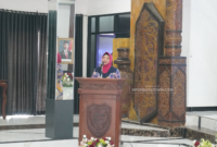drg. Dwi Agus Setijowati membacakan sambutan Bupati Barito Utara pada kegiatan Seminar Ilmiah dan Pelantikan Pengurus Ikatan Dokter Indonesia (IDI) Cabang Barito Utara Masa Bakti 2025–2028 di GPJ Balai Antang Muara Teweh, Minggu (24/5/2026), dalam rangka memperkuat peran dokter dalam pelayanan dan peningkatan kualitas kesehatan masyarakat. (Foto: Sukmarani/infomuarateweh.com.)