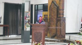 drg. Dwi Agus Setijowati membacakan sambutan Bupati Barito Utara pada kegiatan Seminar Ilmiah dan Pelantikan Pengurus Ikatan Dokter Indonesia (IDI) Cabang Barito Utara Masa Bakti 2025–2028 di GPJ Balai Antang Muara Teweh, Minggu (24/5/2026), dalam rangka memperkuat peran dokter dalam pelayanan dan peningkatan kualitas kesehatan masyarakat. (Foto: Sukmarani/infomuarateweh.com.)