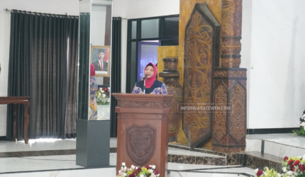 drg. Dwi Agus Setijowati membacakan sambutan Bupati Barito Utara pada kegiatan Seminar Ilmiah dan Pelantikan Pengurus Ikatan Dokter Indonesia (IDI) Cabang Barito Utara Masa Bakti 2025–2028 di GPJ Balai Antang Muara Teweh, Minggu (24/5/2026), dalam rangka memperkuat peran dokter dalam pelayanan dan peningkatan kualitas kesehatan masyarakat. Foto: Sukmarani/infomuarateweh.com.