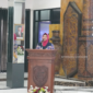 drg. Dwi Agus Setijowati membacakan sambutan Bupati Barito Utara pada kegiatan Seminar Ilmiah dan Pelantikan Pengurus Ikatan Dokter Indonesia (IDI) Cabang Barito Utara Masa Bakti 2025–2028 di GPJ Balai Antang Muara Teweh, Minggu (24/5/2026), dalam rangka memperkuat peran dokter dalam pelayanan dan peningkatan kualitas kesehatan masyarakat. (Foto: Sukmarani/infomuarateweh.com.)