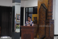Kepala Dinas Kesehatan Kabupaten Barito Utara, Simamoraturahman, S.E., M.S., menyampaikan sambutan pada kegiatan Seminar Ilmiah dan Pelantikan Pengurus Ikatan Dokter Indonesia (IDI) Cabang Barito Utara Masa Bakti 2025–2028 di GPJ Balai Antang Muara Teweh, Minggu (24/5/2026), dalam rangka memperkuat sinergi IDI dan pemerintah daerah dalam peningkatan kualitas pelayanan kesehatan masyarakat. (Foto: Sukmarani/infomuarateweh.com.)