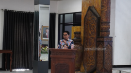 Kepala Dinas Kesehatan Kabupaten Barito Utara, Simamoraturahman, S.E., M.S., menyampaikan sambutan pada kegiatan Seminar Ilmiah dan Pelantikan Pengurus Ikatan Dokter Indonesia (IDI) Cabang Barito Utara Masa Bakti 2025–2028 di GPJ Balai Antang Muara Teweh, Minggu (24/5/2026), dalam rangka memperkuat sinergi IDI dan pemerintah daerah dalam peningkatan kualitas pelayanan kesehatan masyarakat. (Foto: Sukmarani/infomuarateweh.com.)