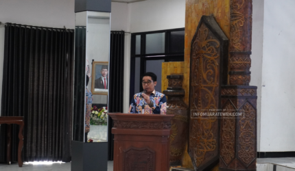 Kepala Dinas Kesehatan Kabupaten Barito Utara, Simamoraturahman, S.E., M.S., menyampaikan sambutan pada kegiatan Seminar Ilmiah dan Pelantikan Pengurus Ikatan Dokter Indonesia (IDI) Cabang Barito Utara Masa Bakti 2025–2028 di GPJ Balai Antang Muara Teweh, Minggu (24/5/2026), dalam rangka memperkuat sinergi IDI dan pemerintah daerah dalam peningkatan kualitas pelayanan kesehatan masyarakat. (Foto: Sukmarani/infomuarateweh.com.)