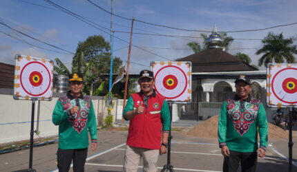 Bupati Barito Utara, H. Shalahuddin, ST., M.T., menyampaikan sambutan sekaligus membuka Festival Budaya Iya Mulik Bengkang Turan Tahun 2026 di Muara Teweh, Rabu (24/6/2026). Kegiatan tersebut digelar sebagai sarana pelestarian budaya daerah, pengembangan kreativitas generasi muda, serta upaya memperkenalkan kekayaan seni, adat, dan tradisi Kabupaten Barito Utara kepada masyarakat luas. (Foto: Sukmarani/infomuarateweh.com.)