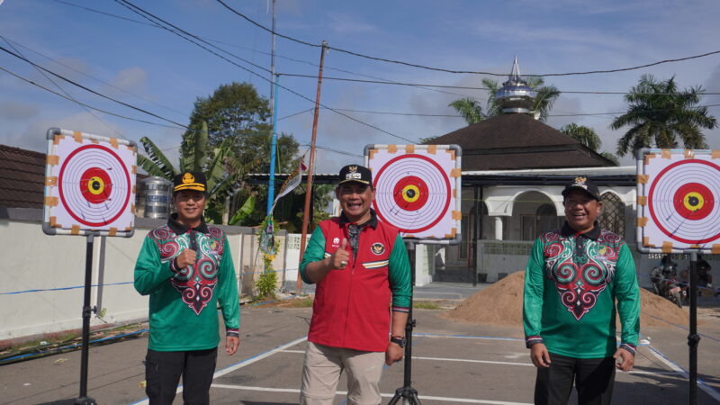 Bupati Barito Utara, H. Shalahuddin, ST., M.T., menyampaikan sambutan sekaligus membuka Festival Budaya Iya Mulik Bengkang Turan Tahun 2026 di Muara Teweh, Rabu (24/6/2026). Kegiatan tersebut digelar sebagai sarana pelestarian budaya daerah, pengembangan kreativitas generasi muda, serta upaya memperkenalkan kekayaan seni, adat, dan tradisi Kabupaten Barito Utara kepada masyarakat luas. (Foto: Sukmarani/infomuarateweh.com.)