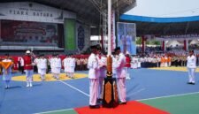 Prosesi pengibaran Sang Merah Putih oleh Paskibraka Kabupaten Barito Utara pada Upacara HUT ke-81 RI di Arena Tiara Batara, Muara Teweh, Senin (17/8/2026). (Foto: infomuarateweh)
