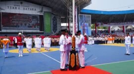 Prosesi pengibaran Sang Merah Putih oleh Paskibraka Kabupaten Barito Utara pada Upacara HUT ke-81 RI di Arena Tiara Batara, Muara Teweh, Senin (17/8/2026). (Foto: infomuarateweh)