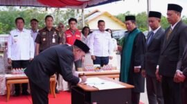 Wakil Bupati Barito Utara, Felix Soenadi Y. Tingan (tengah), bersama Direktur PD Batara Membangun, Direktur PT MBSM Mahyudin Abdul Gani, dan Komisaris Utama Malik Muliawan seusai pelantikan di Muara Teweh, Rabu (1/4/2026).