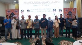Bupati Barito Utara, H. Shalahuddin, menyambut Bupati Hulu Sungai Utara, H. Sahrujani, dalam silaturahmi di Rumah Jabatan Bupati, Jumat (5/6/2026). (Foto: infomuarateweh/Ho Diskominfosandi Barito Utara)