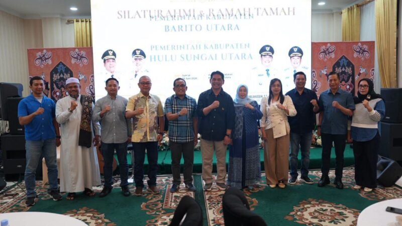 Bupati Barito Utara, H. Shalahuddin, menyambut Bupati Hulu Sungai Utara, H. Sahrujani, dalam silaturahmi di Rumah Jabatan Bupati, Jumat (5/6/2026). (Foto: infomuarateweh/Ho Diskominfosandi Barito Utara)