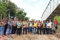 Suasana peninjauan proyek pembangunan Jembatan Lemo yang dilakukan jajaran Pemerintah Kabupaten Barito Utara di Muara Teweh, Kamis (4/6/2026). (Foto: infomuarateweh/Ho Diskominfosandi Barito Utara)