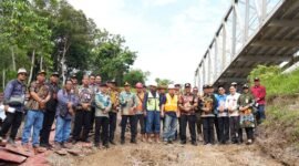 Suasana peninjauan proyek pembangunan Jembatan Lemo yang dilakukan jajaran Pemerintah Kabupaten Barito Utara di Muara Teweh, Kamis (4/6/2026). (Foto: infomuarateweh/Ho Diskominfosandi Barito Utara)