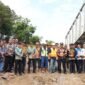 Suasana peninjauan proyek pembangunan Jembatan Lemo yang dilakukan jajaran Pemerintah Kabupaten Barito Utara di Muara Teweh, Kamis (4/6/2026). (Foto: infomuarateweh/Ho Diskominfosandi Barito Utara)