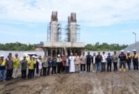 Bupati Barito Utara, H. Shalahuddin, meninjau langsung progres pembangunan Jembatan Tumpung Laung-Sikan, Jumat (5/6/2026). (Foto: infobarut/Ho Diskominfosandi Barito Utara)