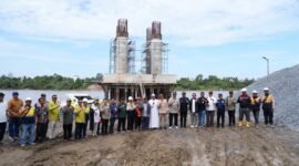 Bupati Barito Utara, H. Shalahuddin, meninjau langsung progres pembangunan Jembatan Tumpung Laung-Sikan, Jumat (5/6/2026). (Foto: infobarut/Ho Diskominfosandi Barito Utara)