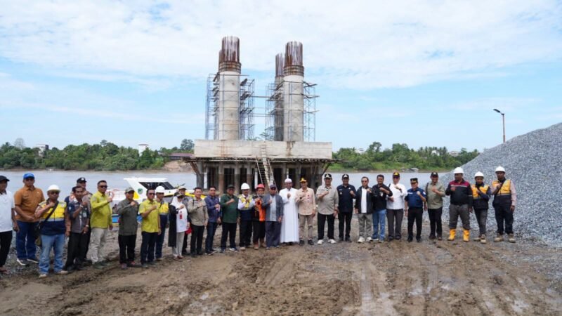 Bupati Barito Utara, H. Shalahuddin, meninjau langsung progres pembangunan Jembatan Tumpung Laung-Sikan, Jumat (5/6/2026). (Foto: infobarut/Ho Diskominfosandi Barito Utara)