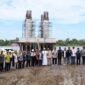 Bupati Barito Utara, H. Shalahuddin, meninjau langsung progres pembangunan Jembatan Tumpung Laung-Sikan, Jumat (5/6/2026). (Foto: infobarut/Ho Diskominfosandi Barito Utara)