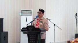 Bupati Barito Utara, H. Shalahuddin, memberikan ucapan selamat kepada pengurus Kwarcab Pramuka yang baru dilantik, Senin (8/6/2026). (Foto: infomuarateweh/Ho Diskominfosandi Barito Utara)