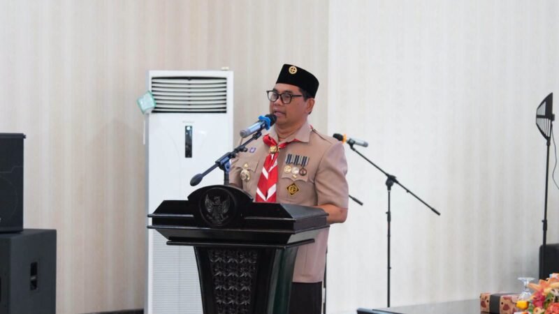 Bupati Barito Utara, H. Shalahuddin, memberikan ucapan selamat kepada pengurus Kwarcab Pramuka yang baru dilantik, Senin (8/6/2026). (Foto: infomuarateweh/Ho Diskominfosandi Barito Utara)