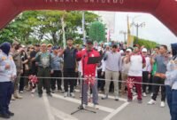 Bupati Barito Utara, H. Shalahuddin, memberikan sambutan saat launching Muara Teweh Car Free Day di Bundaran Buah, Minggu (21/6/2026).