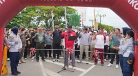 Bupati Barito Utara, H. Shalahuddin, memberikan sambutan saat launching Muara Teweh Car Free Day di Bundaran Buah, Minggu (21/6/2026).