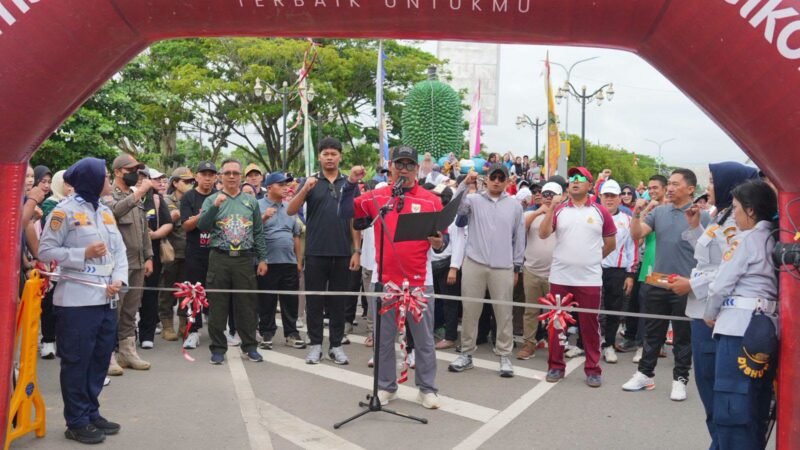 Bupati Barito Utara, H. Shalahuddin, memberikan sambutan saat launching Muara Teweh Car Free Day di Bundaran Buah, Minggu (21/6/2026).