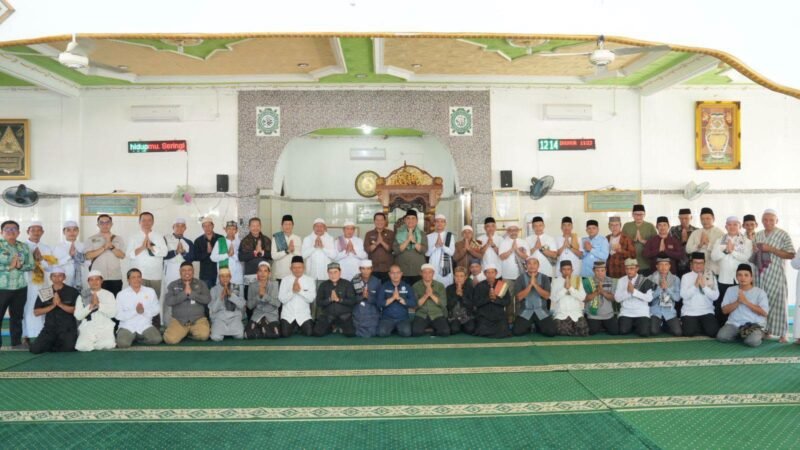 Pemkab Barito Utara melaksanakan Safari Salat Jumat di Desa Lampeong, Gunung Purei, sekaligus meninjau ruas jalan Kilometer 30 menuju Desa Jamut, Jumat (26/6/2026).