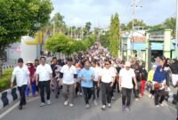 Pemkab Barito Utara bersama Polres Barut dan ribuan warga mengikuti Jalan Sehat Hari Bhayangkara ke-80 di Bundaran Buah, Muara Teweh, Minggu (28/6/2026).