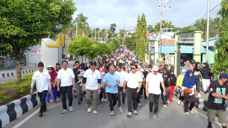 Pemkab Barito Utara bersama Polres Barut dan ribuan warga mengikuti Jalan Sehat Hari Bhayangkara ke-80 di Bundaran Buah, Muara Teweh, Minggu (28/6/2026).