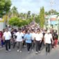 Pemkab Barito Utara bersama Polres Barut dan ribuan warga mengikuti Jalan Sehat Hari Bhayangkara ke-80 di Bundaran Buah, Muara Teweh, Minggu (28/6/2026).