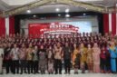 Suasana foto bersama usai Resepsi Kenegaraan HUT ke-81 RI yang digelar Pemerintah Kabupaten Barito Utara di Gedung Balai Antang, Senin malam (17/8/2026). (Foto: infomuarateweh.com)