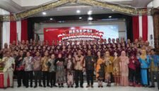 Suasana foto bersama usai Resepsi Kenegaraan HUT ke-81 RI yang digelar Pemerintah Kabupaten Barito Utara di Gedung Balai Antang, Senin malam (17/8/2026). (Foto: infomuarateweh.com)